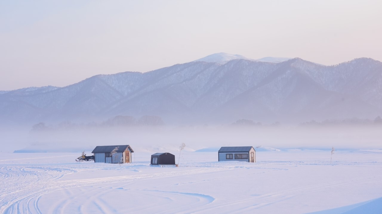 一度は行きたい氷上の楽園！東北ワカサギ釣りの2大聖地「岩洞湖